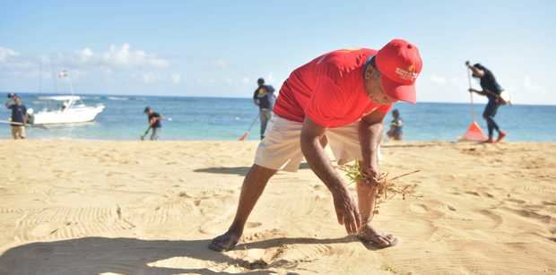 MITUR refuerza limpieza de playas.