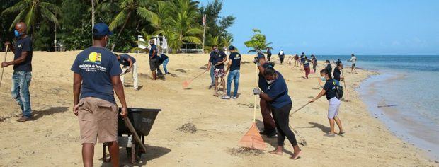 Instituciones se unen para limpiar zona costera en Puerto Plata.