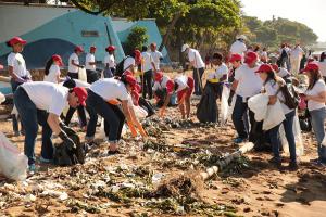Empleados de Bancamérica recolectan desechos en playas de Santo Domingo y Barahona