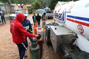 Llenado tanques comunidad.