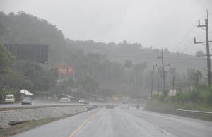 Aguaceros, tronadas y ráfagas de viento por onda tropical y vaguada en varias provincias