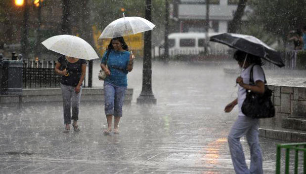 La Oficina Nacional de Meteorología (Onamet) informó que una onda tropical y una vaguada en altura aumentaran los aguaceros.