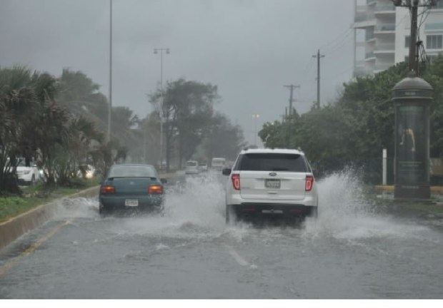 Prevemos un ambiente de nubes dispersas y sol en la mayoría de las provincias con escasas lluvias durante las horas matutinas; ahora bien, será después del medio día, cuando los vientos alisios  del este/noreste, el calentamiento diurno y la humedad aportada por la vaguada, provoquen ocasionales incrementos nubosos con lluvias dispersas que pueden ser moderadas hacia puntos aislados de las regiones: Este/sureste, nordeste, noroeste, suroeste y la cordillera Central.