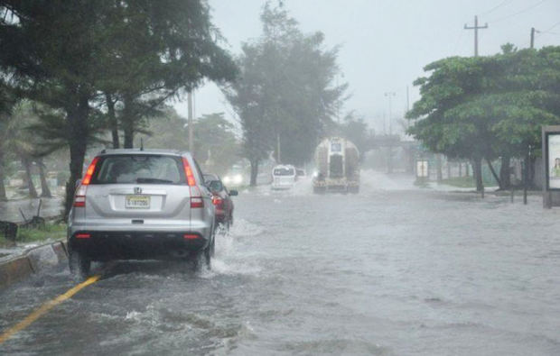 El Distrito Nacional y 8 provincias en alerta ante efectos de onda tropical.