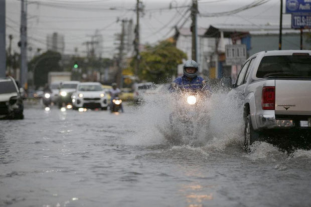 
Lluvias torrenciales causan inundaciones en Santo Domingo

 