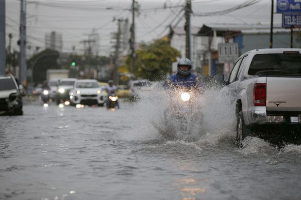 Lluvias torrenciales causan inundaciones en Santo Domingo.