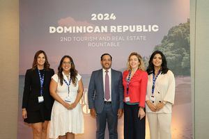 Mesa Redonda de expertos analizan retos y oportunidades del sector turismo