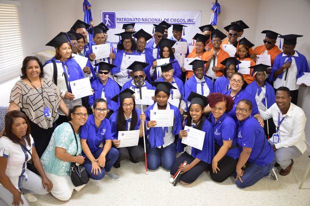 Los graduandos en el area de rehabilitación y masajes del Patronato Nacional de Ciegos.