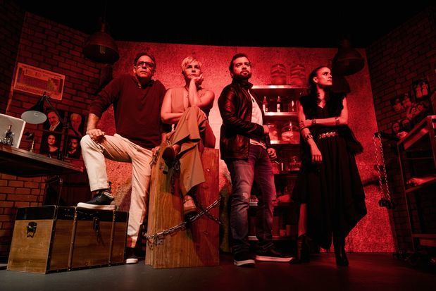 Los talentosa actuantes en Escape Room.