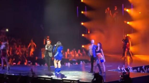 Fonsi y Lovato durante el concierto