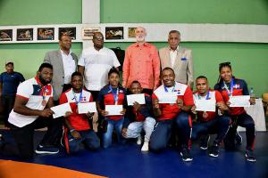 Lucha entrega incentivo a medallistas en inicio nacional campeones