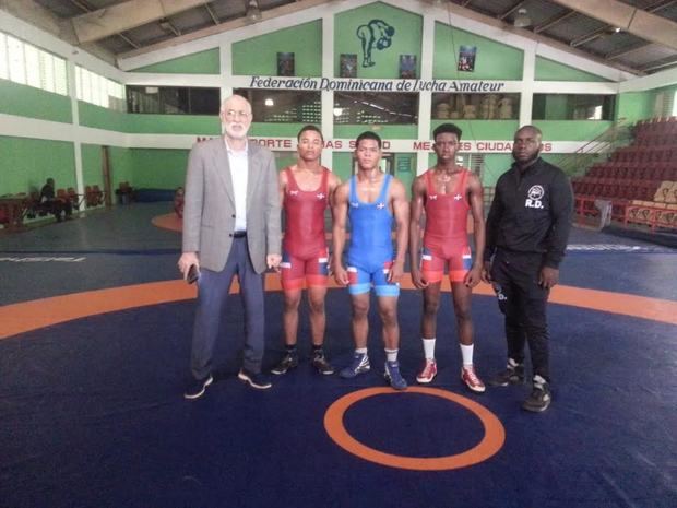 Antonio Acosta junto a los tres luchadores y el entrenador que va al Campeonato Panamericano Juvenil que tendrá lugar en la ciudad de Morelia, México.