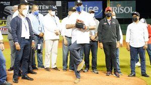 Luis Abinader realizó el lanzamiento de la primera bola del partido en el Estadio Quisqueya