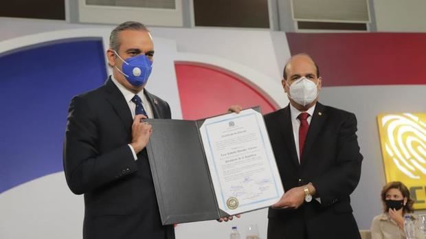 Luis Abinader en el acto donde recibió el certificado de elección como presidente en el Congreso Nacional.