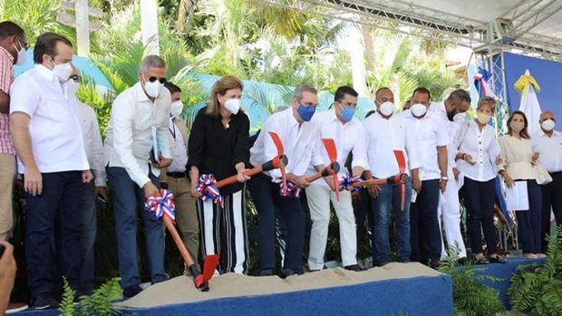 El mandatario comunicó sobre la construcción de cuatro accesos para adecuar la entrada a la playa de Cabarete.