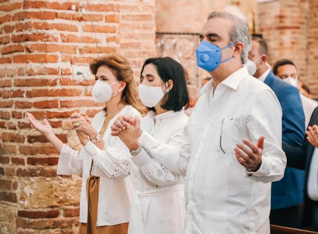 Luis Abinader junto a Raquel Arbaje y Raquel Peña.