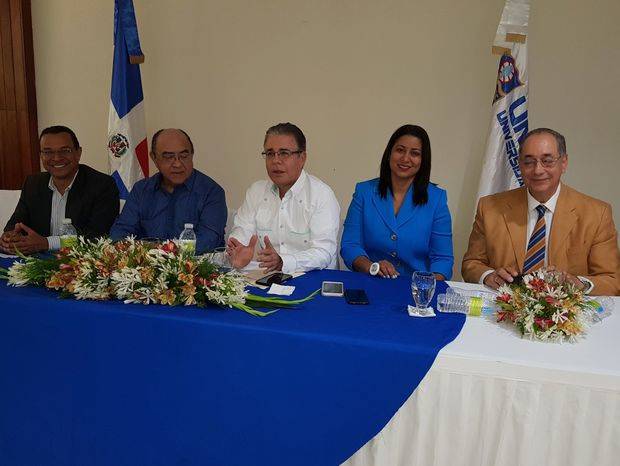 Luis José Chávez, presidente de Adompretur, y Quiterio Cedeño, director del PEL, ofrecieron detalles de la convocatoria.