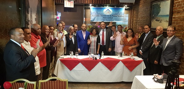 Luis José Chávez en el momento de instalar comité gestor de Adompretur Nueva York