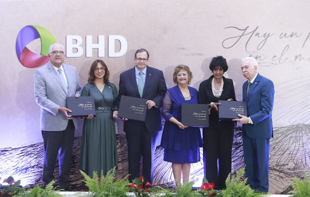Luis Lembert, Josefina Navarro, Steven Puig, Verónica Sención, Elsa Núñez y Luis Molina Achécar.