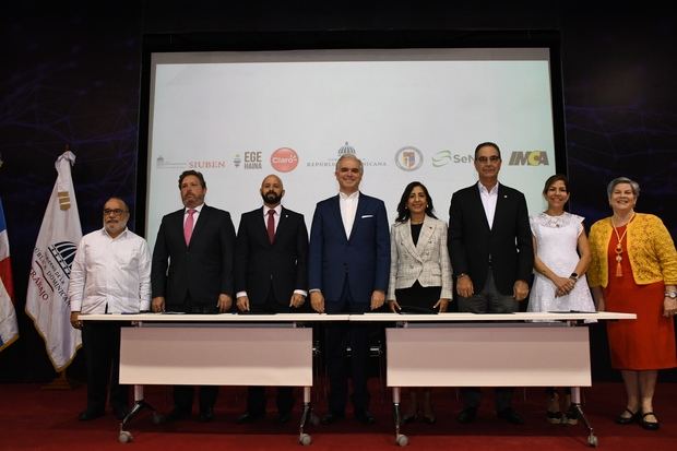 Luis Miguel De Camps, ministro de Trabajo, junto a las empresas durante la firma del convenio Plan Piloto Voluntario Semana Laboral Reducida.