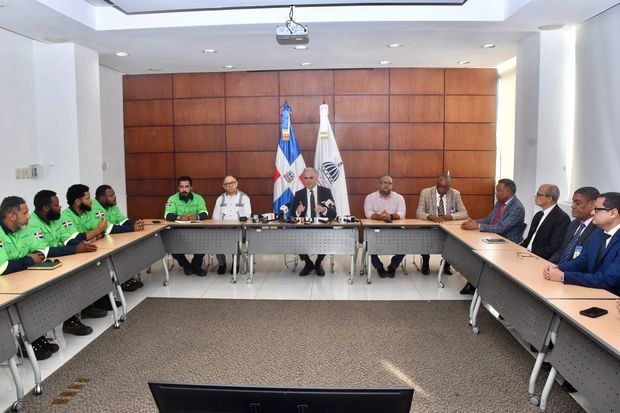 Luis Miguel De Camps junto a representantes del sindicato y equipo de la institución. 