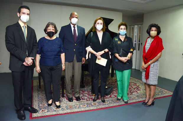 Luis Peña, Bernanda Jorge, Iván Domínguez, Rita Espaillat , Maritza Bonetti y Rhina Ibert