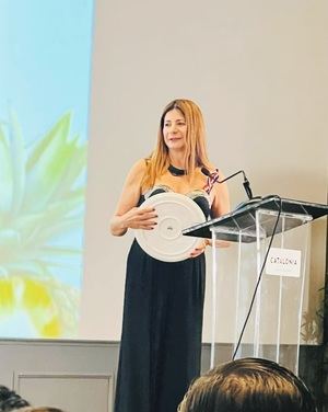 Luisa Feliz recibiendo el premio.