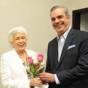 Milagros Ortíz Bosch junto al presidente Luis Abinader.