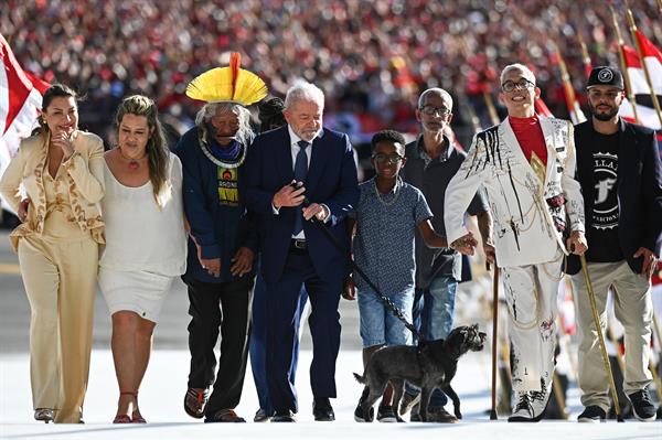 El nuevo presidente de Brasil, Luiz Inácio Lula da Silva (c), junto a la primera dama, Rosángela da Silva (i), más acompañantes y la perra llamada Resistencia, llega para dirigirse a la multitud hoy, durante la investidura, en Brasilia (Brasil)..