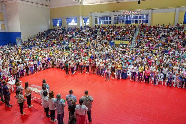 Publico presente en las actividades por el mes de las madres.