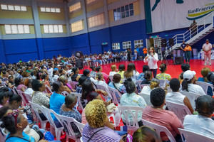 Directora del Plan Social Yadira Henríquez se dirige a los presentes.