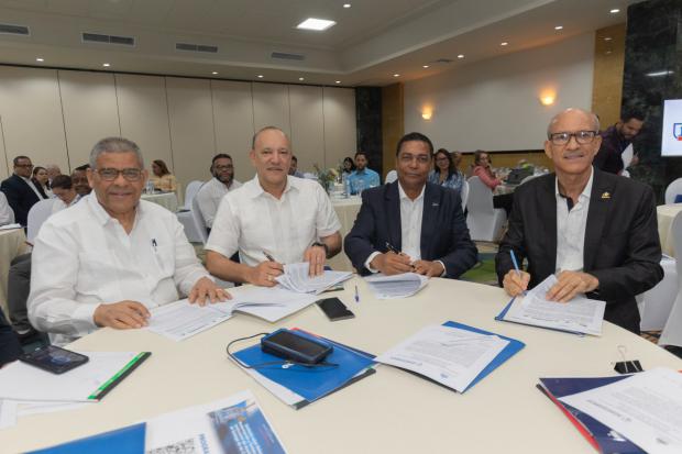 MAP, Liga Municipal y FEDOMU realizan seminario y acuerdo para fortalecimiento del Ayuntamiento de Santiago