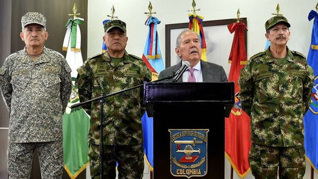 Fotografía cedida por la oficina de prensa del Ministerio de Defensa que muestra a su titular, Guillermo Botero, acompañado por la cúpula militar, durante una rueda de prensa este miércoles en Bogotá. Botero afirmó que todas las operaciones militares que se desarrollan en el país cumplen con el Derecho Internacional Humanitario (DIH), después de que se denunciara en el Senado un bombardeo en el que murieron siete menores de edad. 