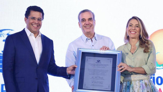 David Collado, Presidente Luis Abinader junto a Carmen Ríu.