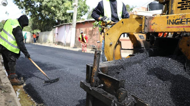 Gobierno destina RD 1,600 millones para reconstrucción de calles, aceras y contenes en San Isidro y San Luis