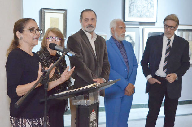 Mildred Canahuate pronuncia su discurso. Marianne de Tolentino, Mario Lebrón, Antonio Guadalupe y Salvador Lecler.