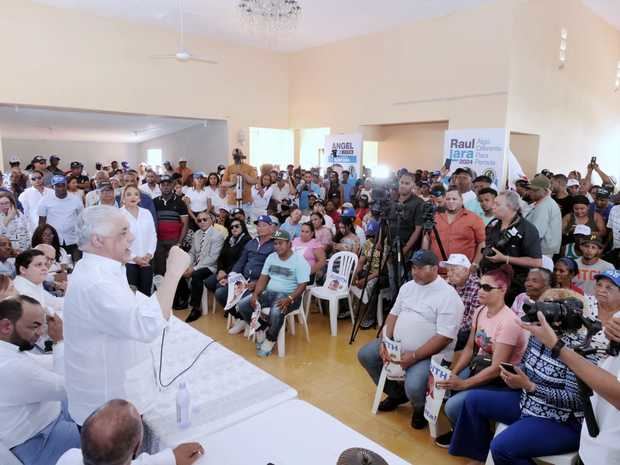 Miguel Vargas Maldonado, se dirige a los presentes en la actividad.