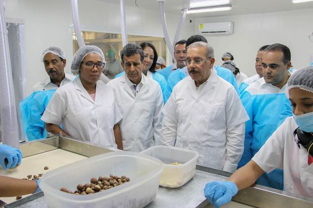 Presidente Danilo Medina junto a miembros de la planta procesadora de macadamia en su inauguración.