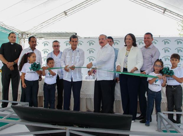 Inauguración de la primera planta de macadamia del país y El Caribe.