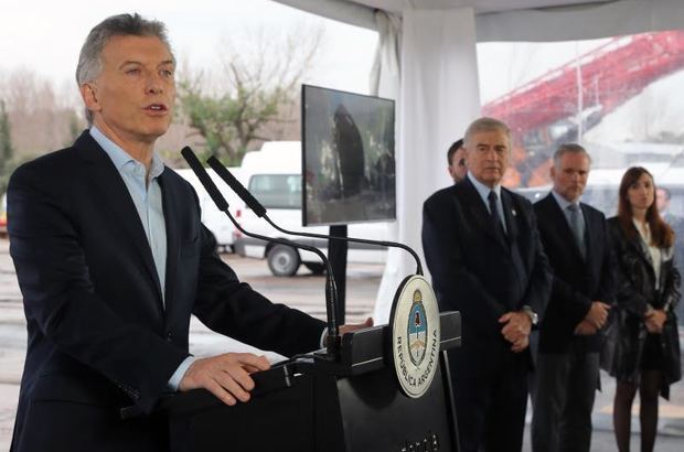 Fotografía cedida por la Presidencia argentina que muestra al presidente de Argentina, Mauricio Macri (i), mientras habla durante la botadura del buque Santiago S. Tandanor este jueves, en el puerto de Buenos Aires (Argentina). 