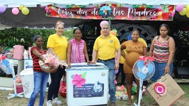 El general Miguel Angel Codero y la diseñadora de moda Marisol Henríquez junto a las madres agraciadas.