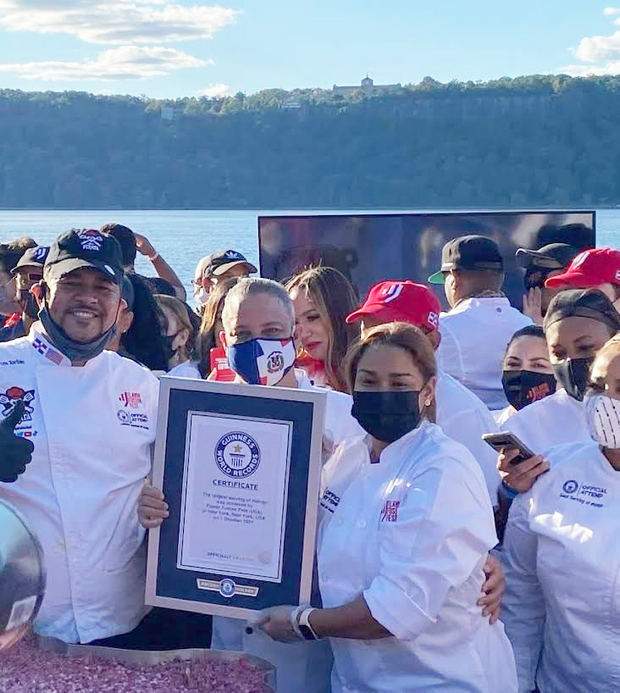 Chefs celebran Récord Guinness del Mangú.