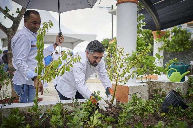 Oscar San Martín, Gerente General de CEPM_ y Manolito Ramírez, Alcalde de Verón Punta Cana.