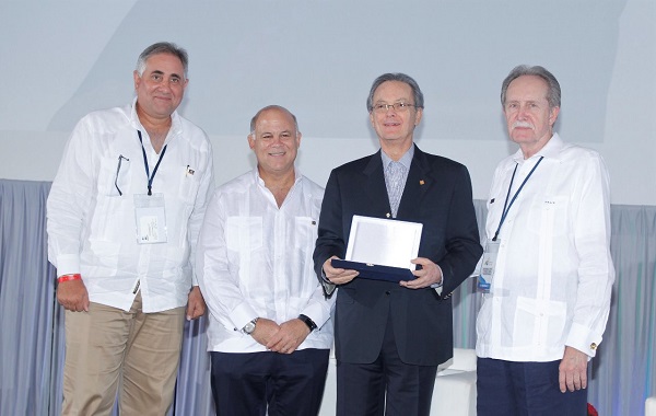 Manuel A. Grullón y Eduardo Grulloón reciben el reconocimiento a su padre de parte de los líderes de Felaban, José Manuel López Valdés y Giorgio Trettenero