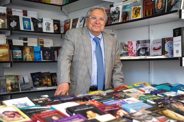 El director de la Feria del Libro de Madrid, Manuel Gil, en una de las casetas situadas en el Retiro.