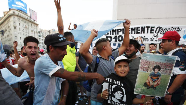 Aficionados argentinos homenajean a Maradona.