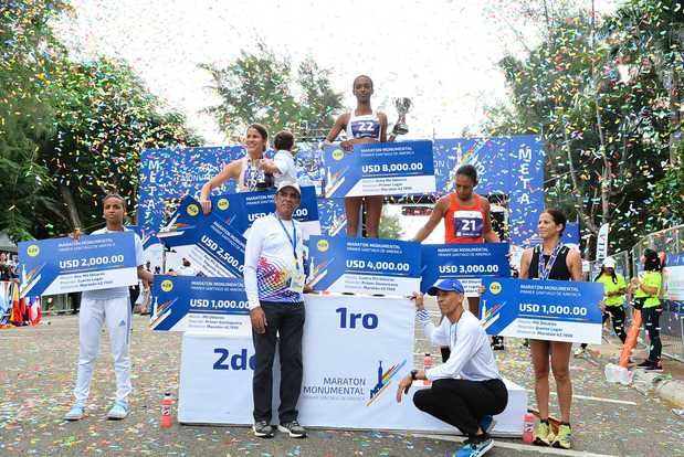 Ganadoras de la Maraton: Soranyi Rodríguez, Natasha Méndez, Marlen Jiménez, Fredelin Tejeda y Cristina Paredes, primer, segundo, tercer, cuarto y quinto lugar respectivamente.