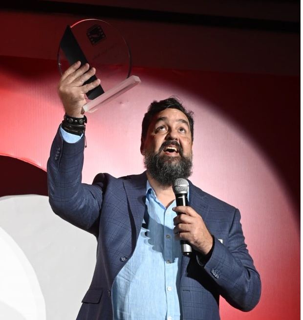 Marc Mejia cuando agradecía el homenaje a su padre Pericles Mejia.