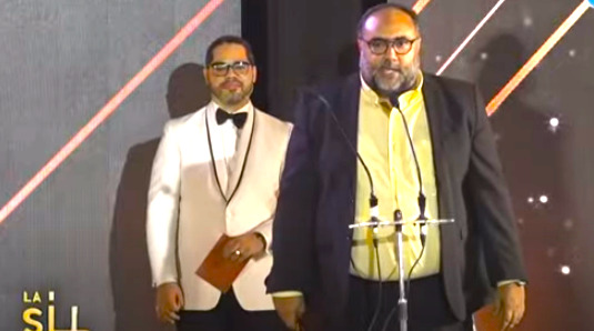 Marcel Fondeur recibe el Premio La Silla como mejor director por El vendedor de arte. 