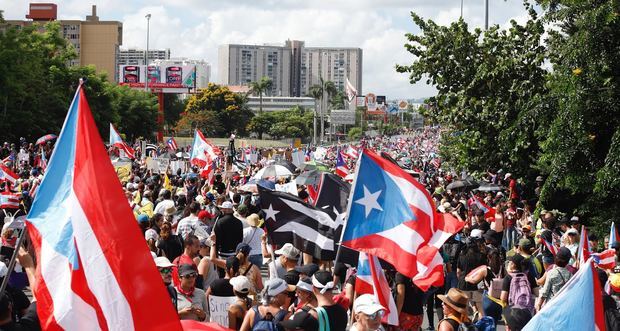 Cientos de personas participan este lunes en una marcha masiva en San Juan (Puerto Rico). Miles de puertorriqueños iniciaron este lunes la segunda marcha masiva para pedir la dimisión del gobernador de Puerto Rico, Ricardo Rosselló, y el comienzo de un juicio político en su contra, tras el escándalo desatado por su participación en un chat privado.